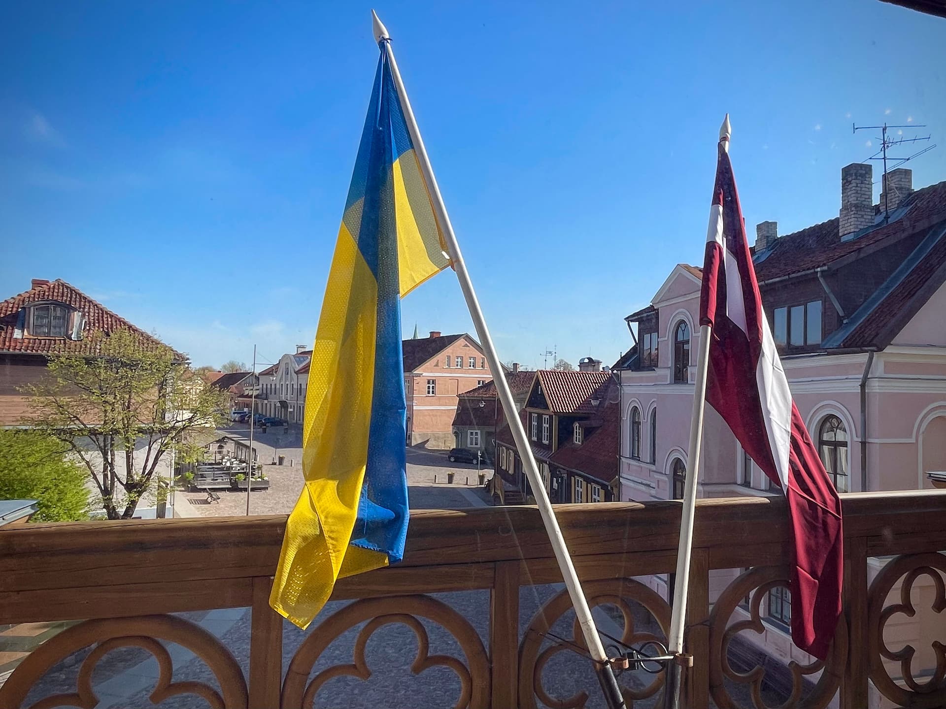 Вид та прапори з балкону Кулдизької міської ради. 10.05.23