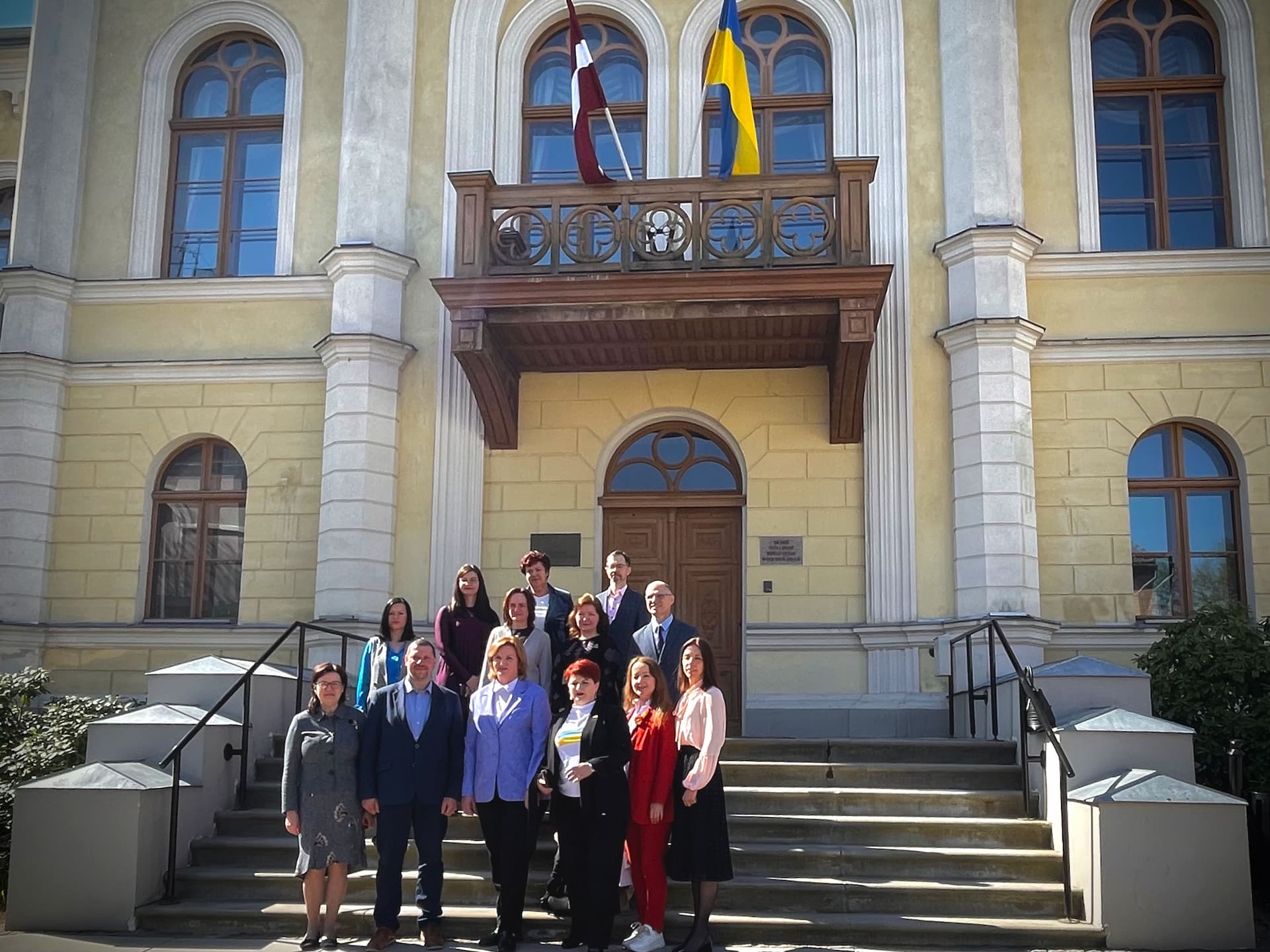 Representatives of the Ukrainian delegation and the municipality of Kuldiga against the background of the Kuldiga City Council. 10.05.23