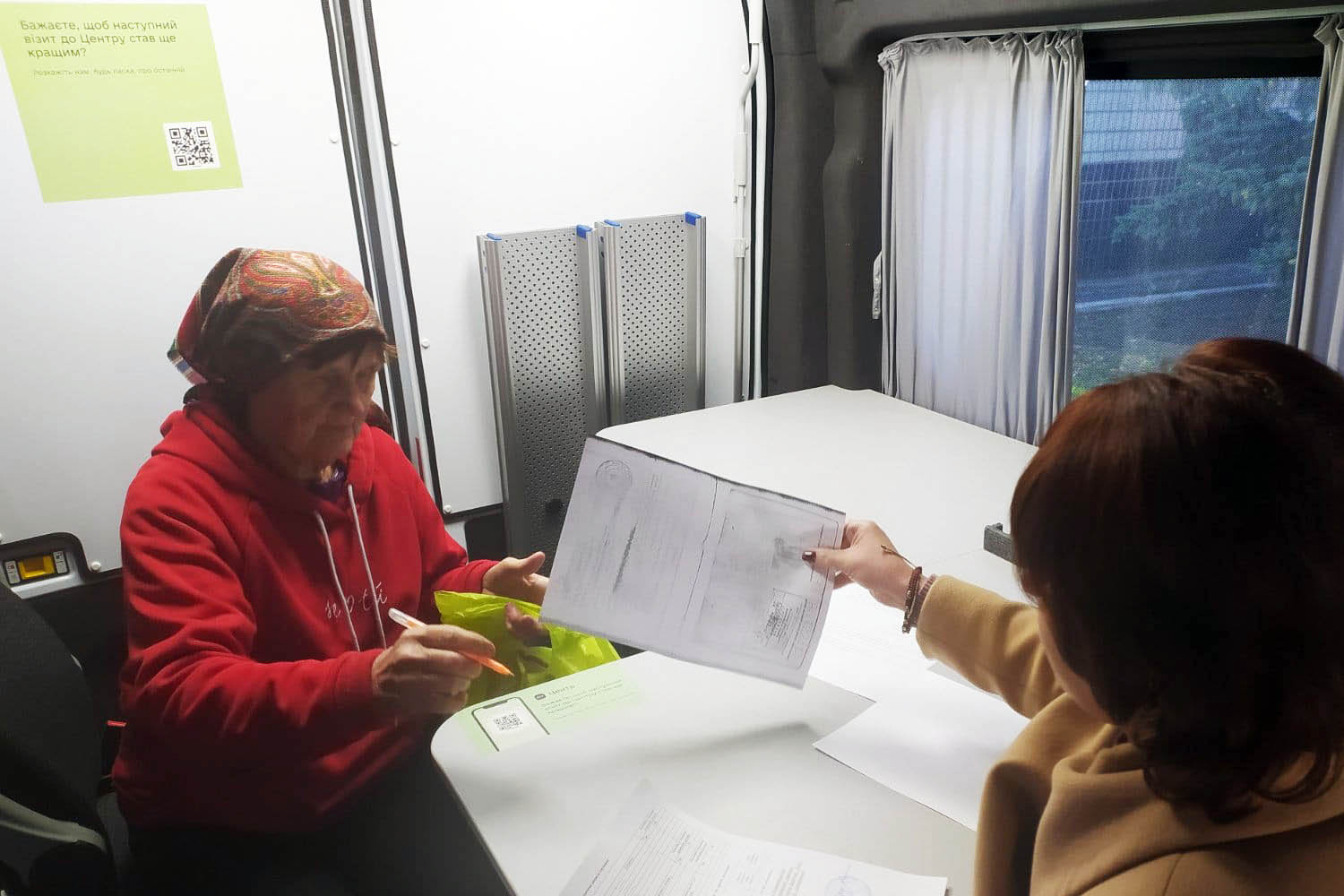 In Mezhova municipality, U-LEAD’s mobile Administrative Service Centre helps residents affected by shelling